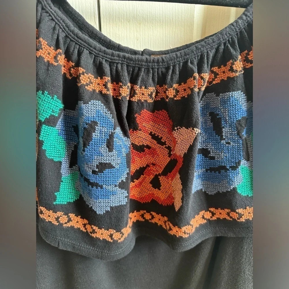 Free People To The Left, Boho
Black Floral Peasant off the shoulder top Sz Small - Picture 4 of 8